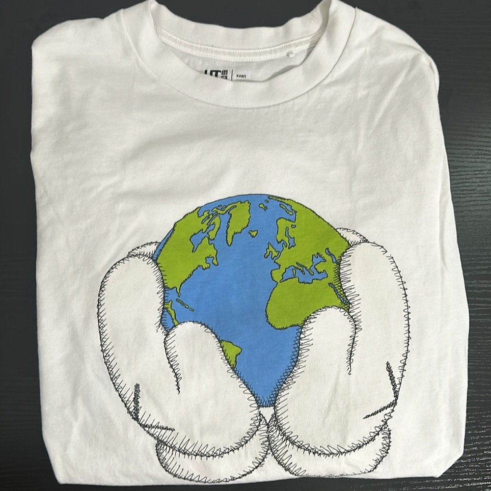 Uniqlo X Kaws Peace for All Globe T-Shirt (M)